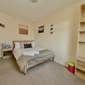 guestready-close-to-leeds-city-spacious-sleeps-6-bright.yorkshirehotels.net/